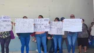Los vecinos acudieron a las instalaciones para manifestarse por los abusos.