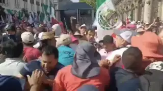 CNTE acusa agresiones de asistentes de la Marea Rosa en el Zócalo
