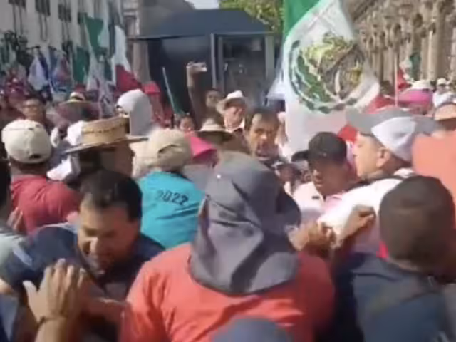 CNTE acusa agresiones de asistentes de la Marea Rosa en el Zócalo