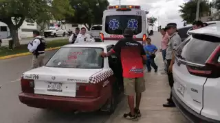 Ciclista termina con lesiones tras ser atropellado por taxista en Campeche