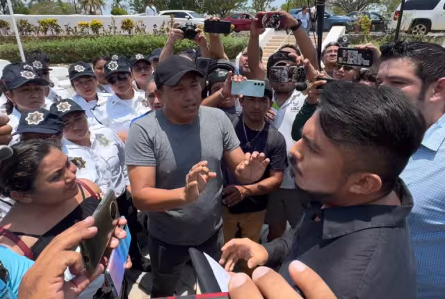 Acuden cerca de 50 policías al Congreso del Estado a exigir ser escuchados