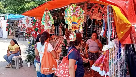 El Ayuntamiento de Campeche ha entregado 140 permisos a locatarios para la temporada navideña El Ayuntamiento de Campeche ha entregado 140 permisos a locatarios para la temporada navideña