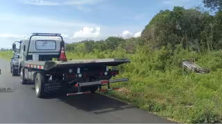 Abuelita sobrevive de milagro tras perder el control de su auto y volcar en la vía Muna-Abalá