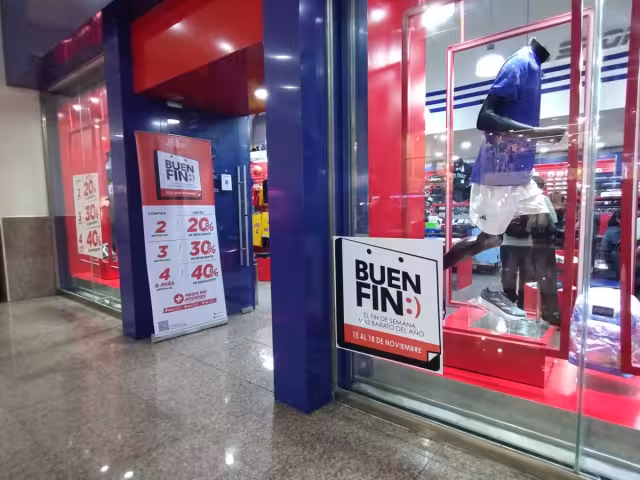 Dos tiendas sí respetaron las estipulaciones comerciales.