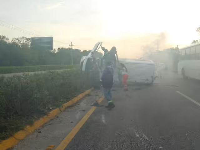 Paramédicos acudieron al lugar del accidente para atender a los lesionados