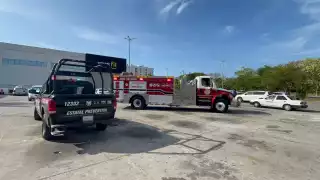 Incendio en área de comedores en Plaza Las Américas de Playa del Carmen moviliza elementos de  emergencia