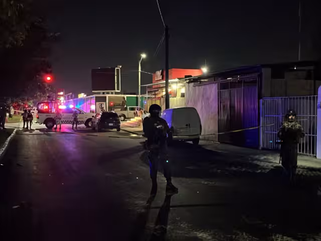 Alrededor de 300 efectivos de varias corporaciones rodearon el edificio como medida de seguridad durante el cateo