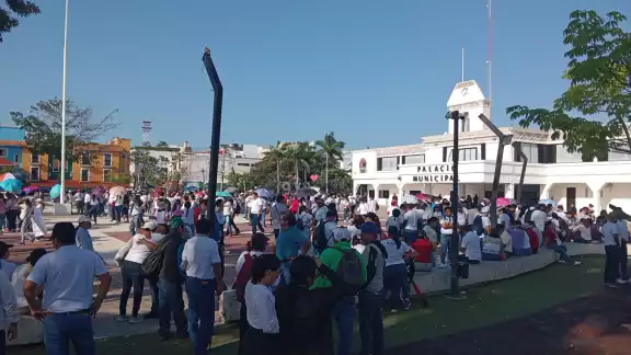 Frente al Palacio Municipal poco a poco los docentes fueron llegando Frente al Palacio Municipal poco a poco los docentes fueron llegando