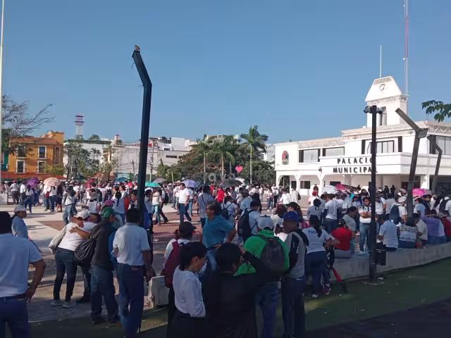 Frente al Palacio Municipal poco a poco los docentes fueron llegando