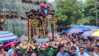 La imagen del santo patrono fue acompañada por todos los fieles durante la procesión.