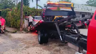Durante el trayecto la conductora de la camioneta no se percató que en otro carril de frente circulaba una motocicleta