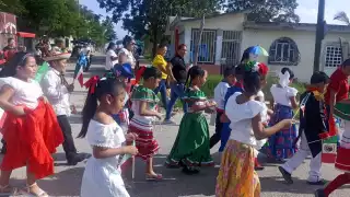 Estudiantes de primaria festejan la Independencia de México