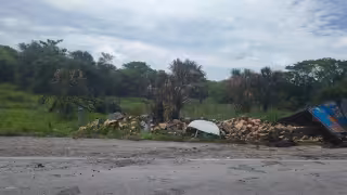 Un tráiler doble remolque volcó este miércoles en la carretera federal Champotón-Campeche.