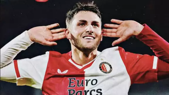 Santiago Giménez metió triplete ante el Heracles.
