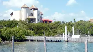 Isleños exigen a autoridades detener el ecocidio en la laguna Makax