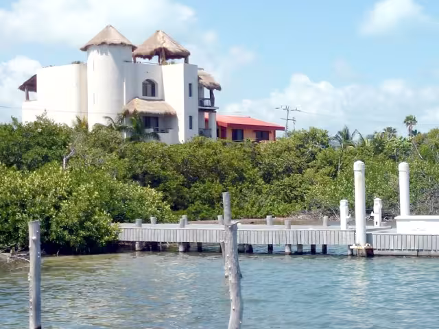 Prestadores de servicios y habitantes pidieron a las autoridades quitar los permisos a los propietarios que realicen construcciones, violando la ley ambiental