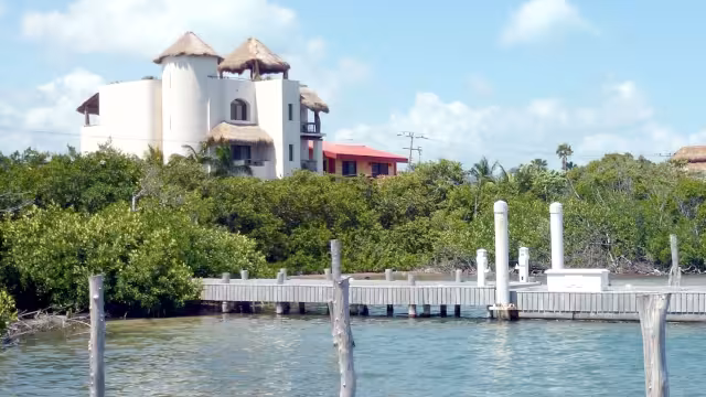 Prestadores de servicios y habitantes pidieron a las autoridades quitar los permisos a los propietarios que realicen construcciones, violando la ley ambiental