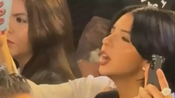 Usuarios critican cómo fuma Ángela Aguilar.