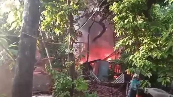 El incendio se generó en el patio de una cuartería de la colonia Centro. El incendio se generó en el patio de una cuartería de la colonia Centro.