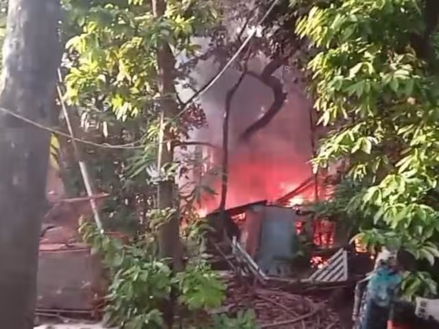 El incendio se generó en el patio de una cuartería de la colonia Centro.