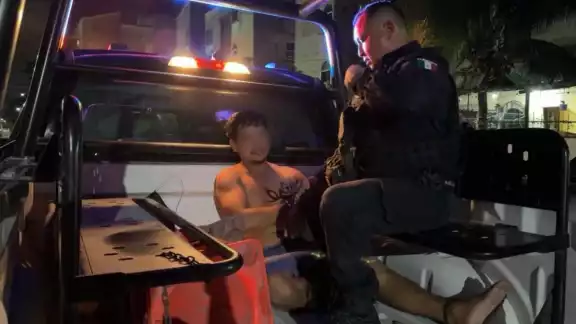 Los agentes indicaron que el detenido podría estar bajo los efectos de alguna sustancia Los agentes indicaron que el detenido podría estar bajo los efectos de alguna sustancia