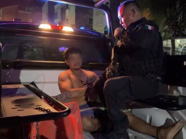 Los agentes indicaron que el detenido podría estar bajo los efectos de alguna sustancia