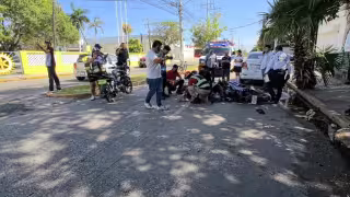 Aparatoso choque en Ciudad del Carmen deja dos jóvenes lesionados