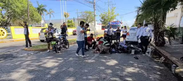 Motociclistas fueron proyectados contra un auto estacionado.