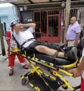 El joven lesionado tuvo que ser trasladado a un hospital para recibir atención.