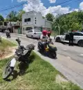 Pareja en moto embiste auto y escapa del lugar; logran acuerdo extrajudicial