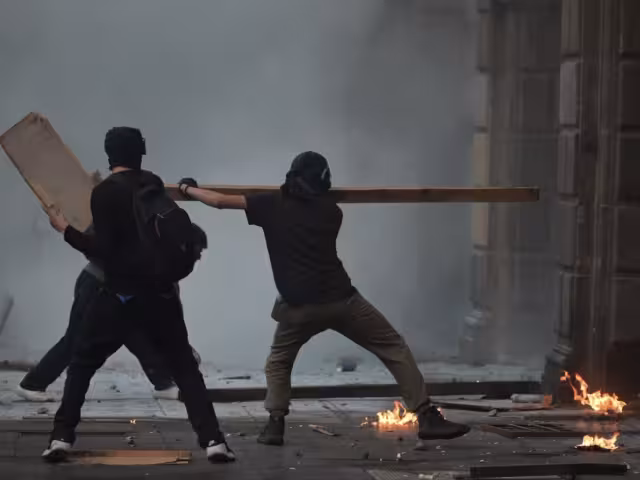 La manifestación se salió de control; se registran brotes de violencia.