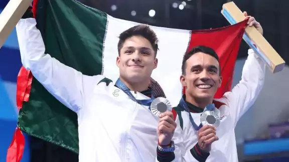 Osmar Olvera y Juan Celaya ganaron este viernes la medalla de plata en la prueba de trampolín sincronizado de 3 metros
