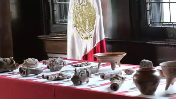 México recuperó en Estados Unidos 20 piezas arqueológicas entre las que destaca una vasíja maya del periodo Clásico
