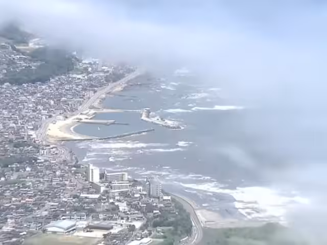 Tsunami llegando a las costas de Japón, luego del terremoto que sacudió a Rusia.