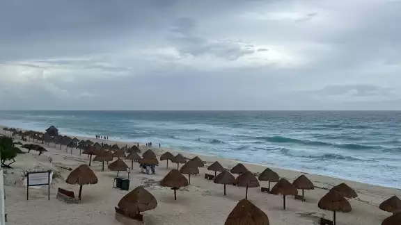 Playa Mirador vacía ante la llegada de la tormenta tropical "Nueve"