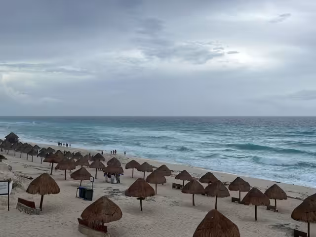 Playa Mirador vacía ante la llegada de la tormenta tropical "Nueve"