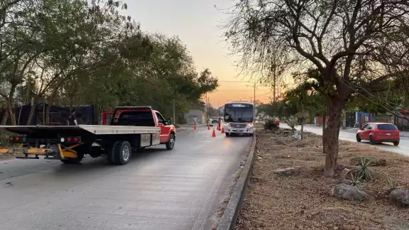 En el accidente solo se registraron daños materiales, mientras que la unidad será remolcada a un corralón