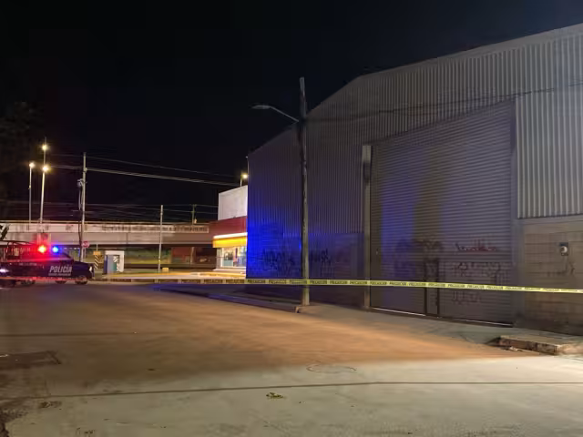 El ataque armado contra el negocio ocurrió durante la madrugada, por lo que no se reportaron heridos