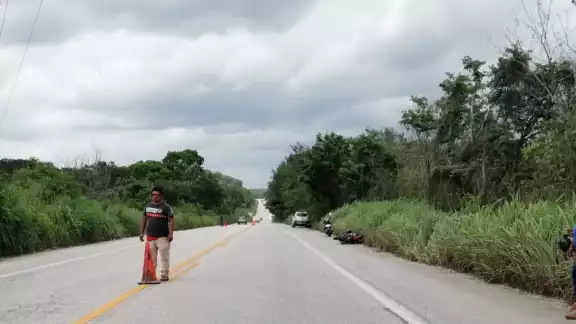 Reynaldo de 27 años, falleció tras un accidente en motocicleta en el kilómetro 9 de la carretera Escárcega-Champotón Reynaldo de 27 años, falleció tras un accidente en motocicleta en el kilómetro 9 de la carretera Escárcega-Champotón