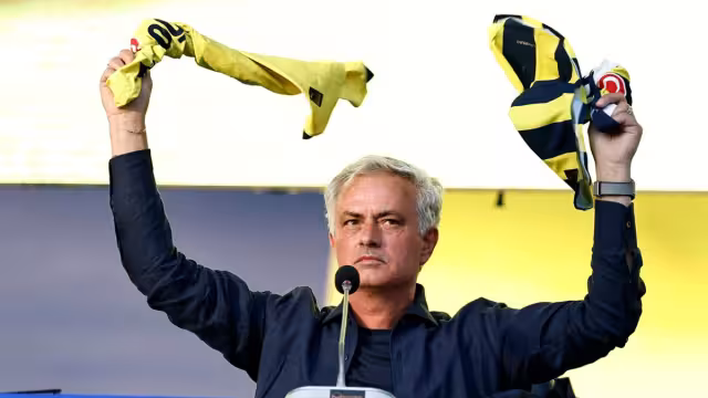José Mourinho durante su presentación como DT de Fenerbahce