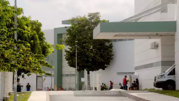 La operación del hombre se ha atrasado por distintas excusas del personal del hospital La operación del hombre se ha atrasado por distintas excusas del personal del hospital