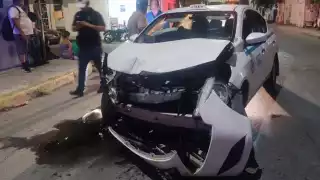 Conductor ebrio choca tres unidades de transporte público y se da a la fuga en Playa del Carmen