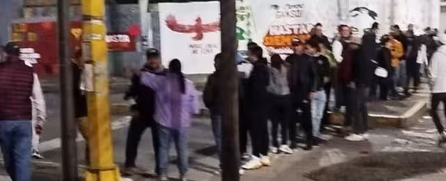 Trabajadores del Poder Judicial llegaron desde la madrugada de este martes a bloquear los accesos a la Cámara de Diputados