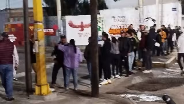 Trabajadores del Poder Judicial llegaron desde la madrugada de este martes a bloquear los accesos a la Cámara de Diputados