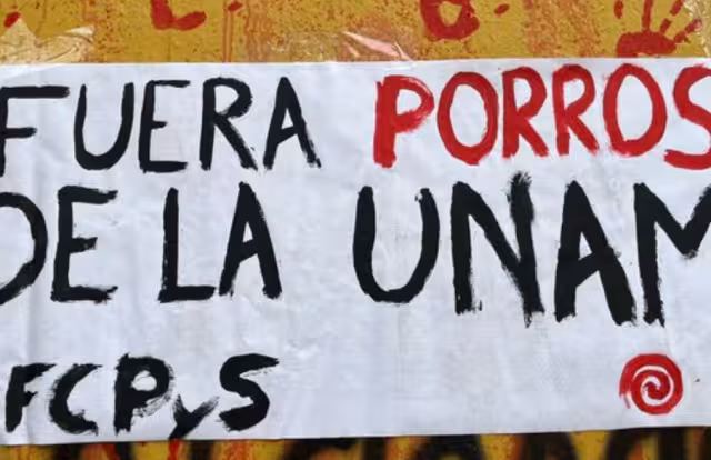 Alumnos toman instalaciones de la Facultad de Ciencias Políticas y Sociales de la UNAM