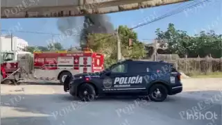 Chatarrería sufre incendio en Playa del Carmen; bomberos logran apagarlo