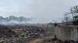 Bomberos apagan incendio del basurero de la carretera de Felipe Carrillo Puerto ante quejas de conductores