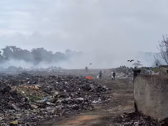 Debido a los fuertes vientos, el fuego se ha podido reactivar y nuevamente sale a la superficie