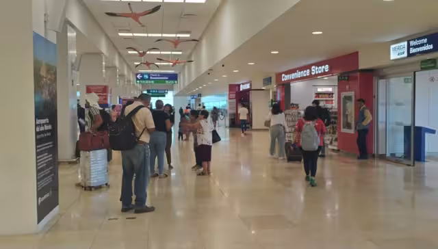 Pasajeros se mantienen en el aeropuerto de Mérida para abordar sus vuelos