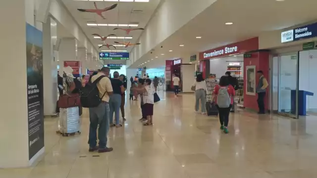 Pasajeros se mantienen en el aeropuerto de Mérida para abordar sus vuelos